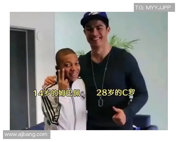 姆巴佩儿时与C罗难得合影，网友惊叹“巨星的初遇”