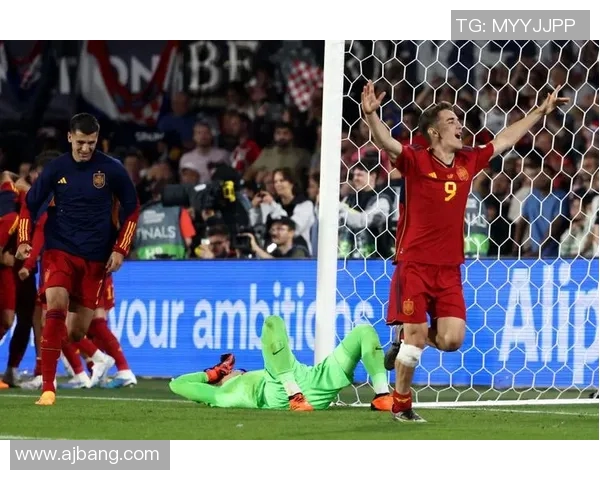 西班牙队在欧国联赛中捧起冠军奖杯！